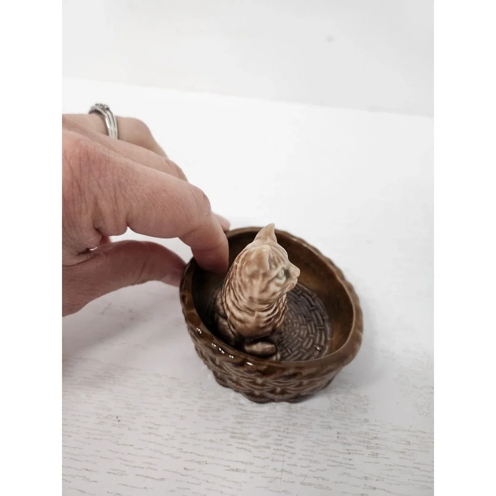 Vintage Wade Pottery England Green Eye Tabby Cat In A Basket Ceramic Figurine